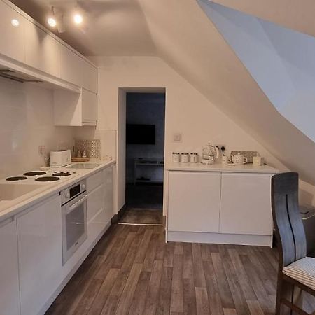 Modern And Spacious 2 Bedroom Apartment With Free Parking Glyn Ceiriog Экстерьер фото
