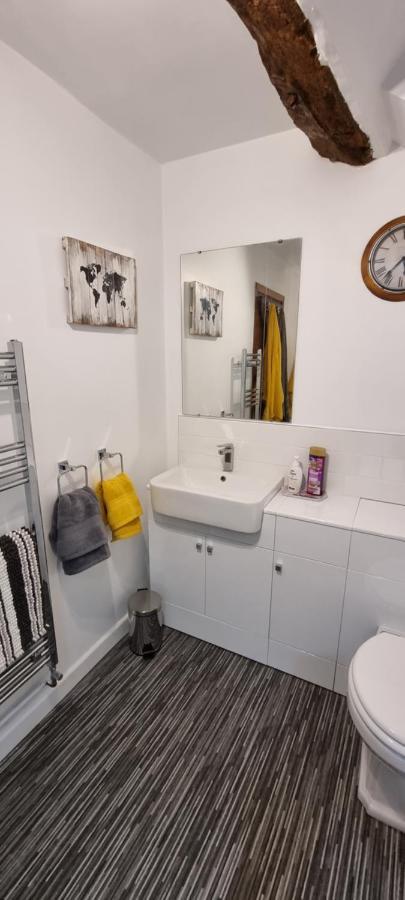 Modern And Spacious 2 Bedroom Apartment With Free Parking Glyn Ceiriog Экстерьер фото