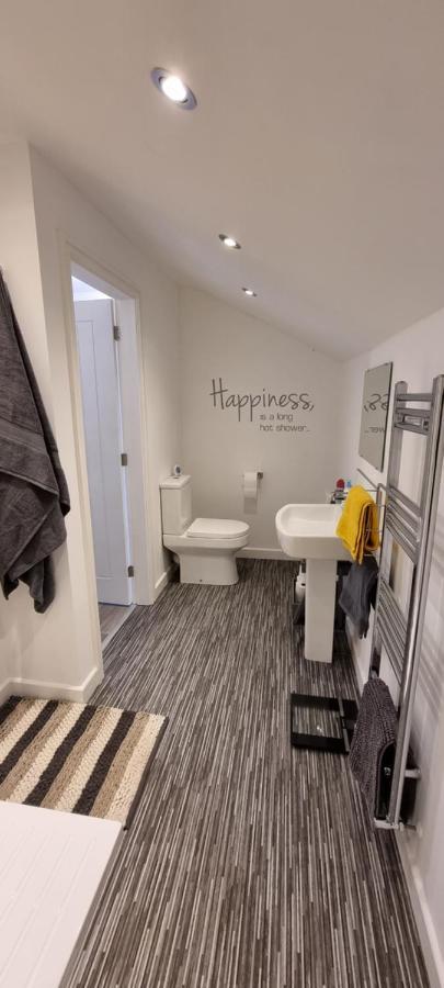 Modern And Spacious 2 Bedroom Apartment With Free Parking Glyn Ceiriog Экстерьер фото