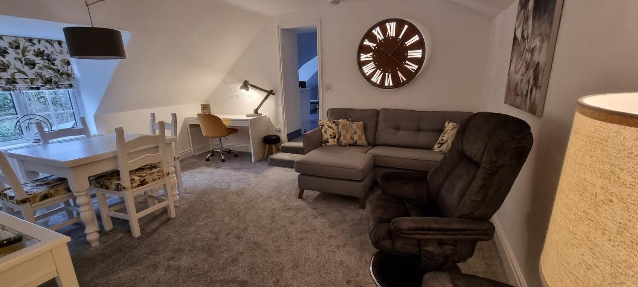 Modern And Spacious 2 Bedroom Apartment With Free Parking Glyn Ceiriog Экстерьер фото
