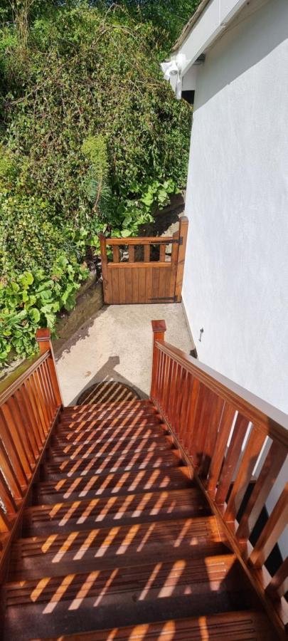 Modern And Spacious 2 Bedroom Apartment With Free Parking Glyn Ceiriog Экстерьер фото