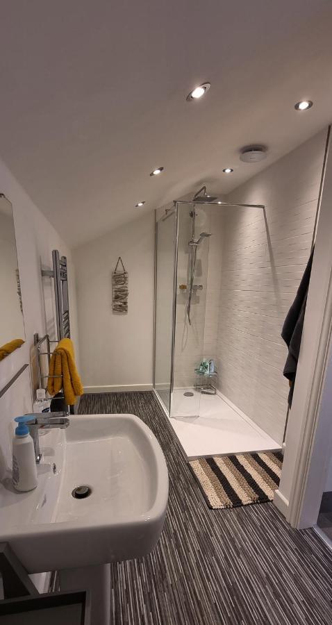 Modern And Spacious 2 Bedroom Apartment With Free Parking Glyn Ceiriog Экстерьер фото