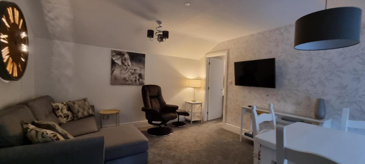 Modern And Spacious 2 Bedroom Apartment With Free Parking Glyn Ceiriog Экстерьер фото