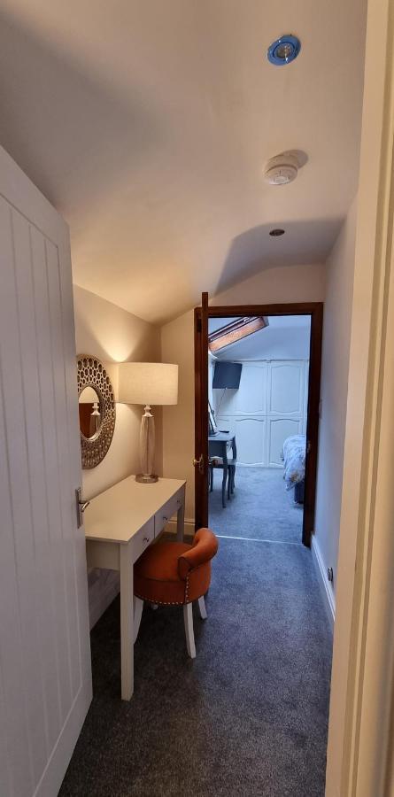 Modern And Spacious 2 Bedroom Apartment With Free Parking Glyn Ceiriog Экстерьер фото